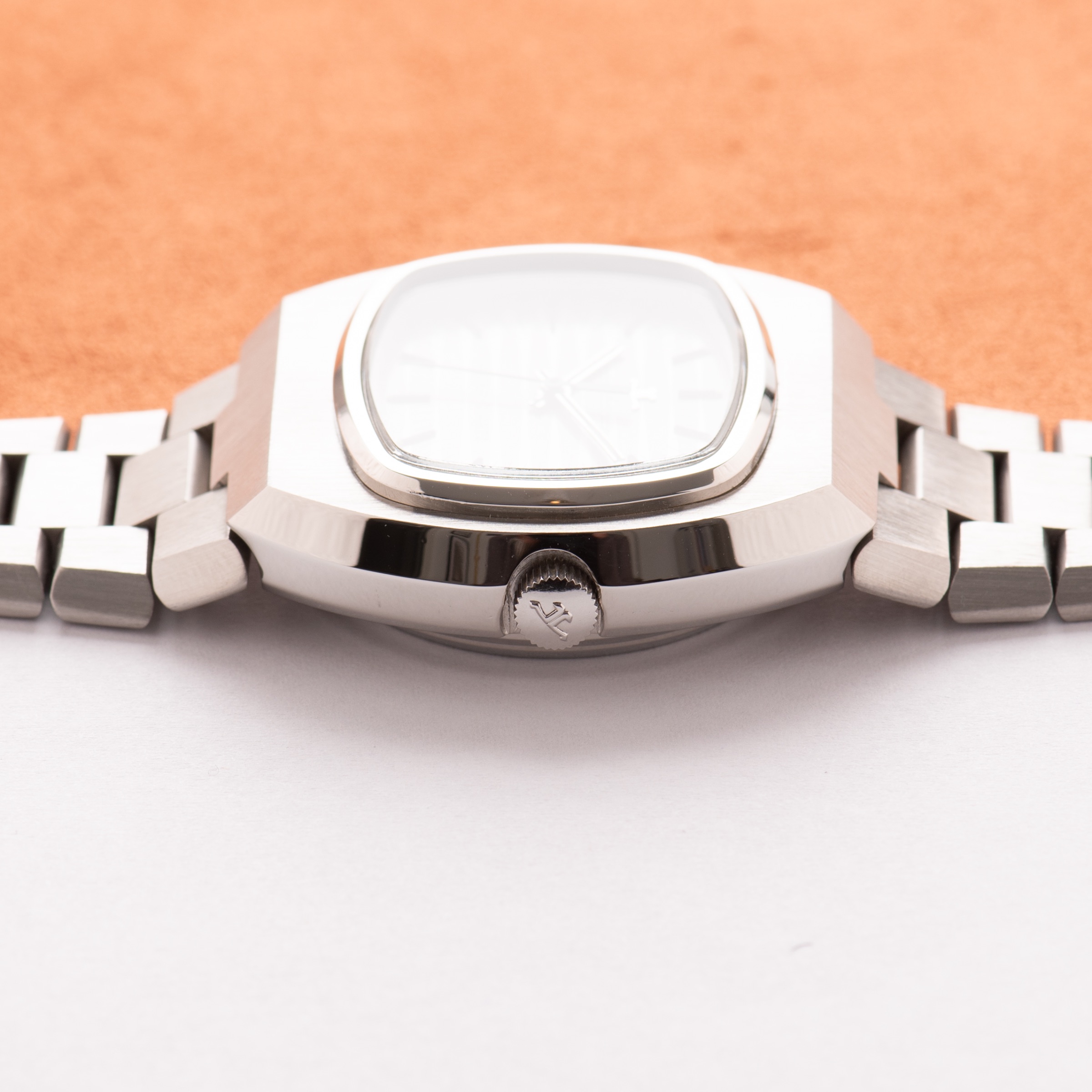 View of Jaeger-LeCoultre Master-Quartz — silver dial — Ref. 23302-42 — 1970
